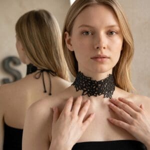 Choker "Guipure florale" – Ras-de-cou upcyclé noir mat