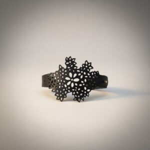 Grande manchette "Fleur de bitume" – Dentelle de gomme