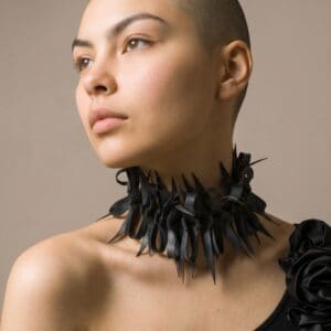 Ras-de-cou "Plumage obscur" – Sculpture de cou upcyclée