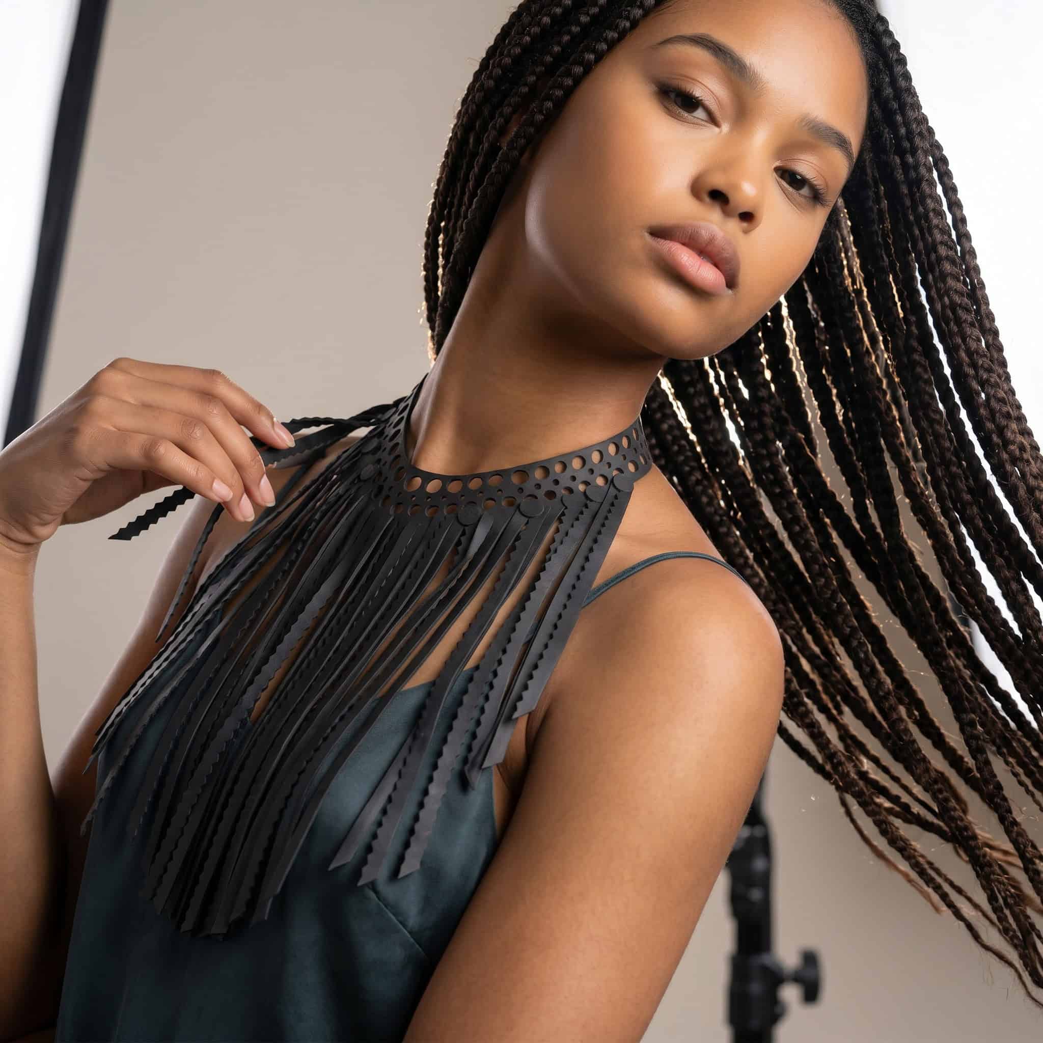 Plastron "Amazone" à franges – Upcycling de caractère