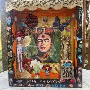 Grand autel mexicain décoratif en bois, intérieur orange avec portrait de Frida Kahlo, squelette, statuette et lettrage Viva la Vida.